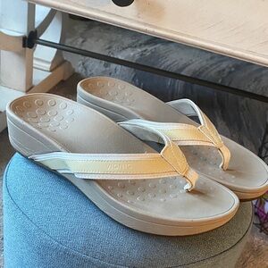 Vionic Women's Tan and Cream Sandals